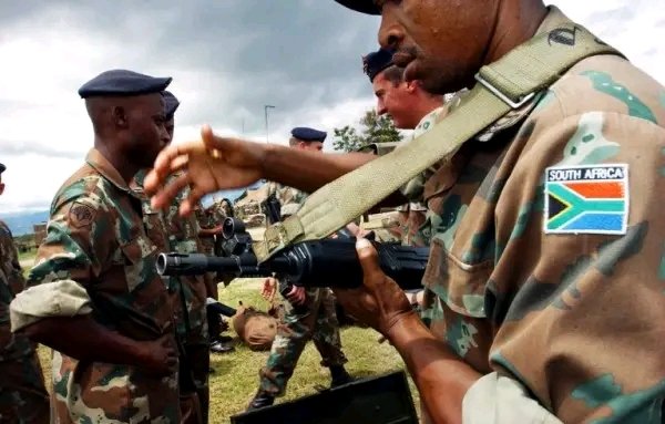 IjishoWeb's tweet photo. Intambara ya FARDC na M23 izosiga amazi azunga mu karere

Abasirikare ba Afrika y'epfo bari hagati y'700-800 bamaze gushika i Lubumbasha n'ibigwanisho biteye ubwoba 

Abo baje biyongera kubandi  3.000 zarungitswe i Goma kurwanya M23 https://t.co/iEbgica7al