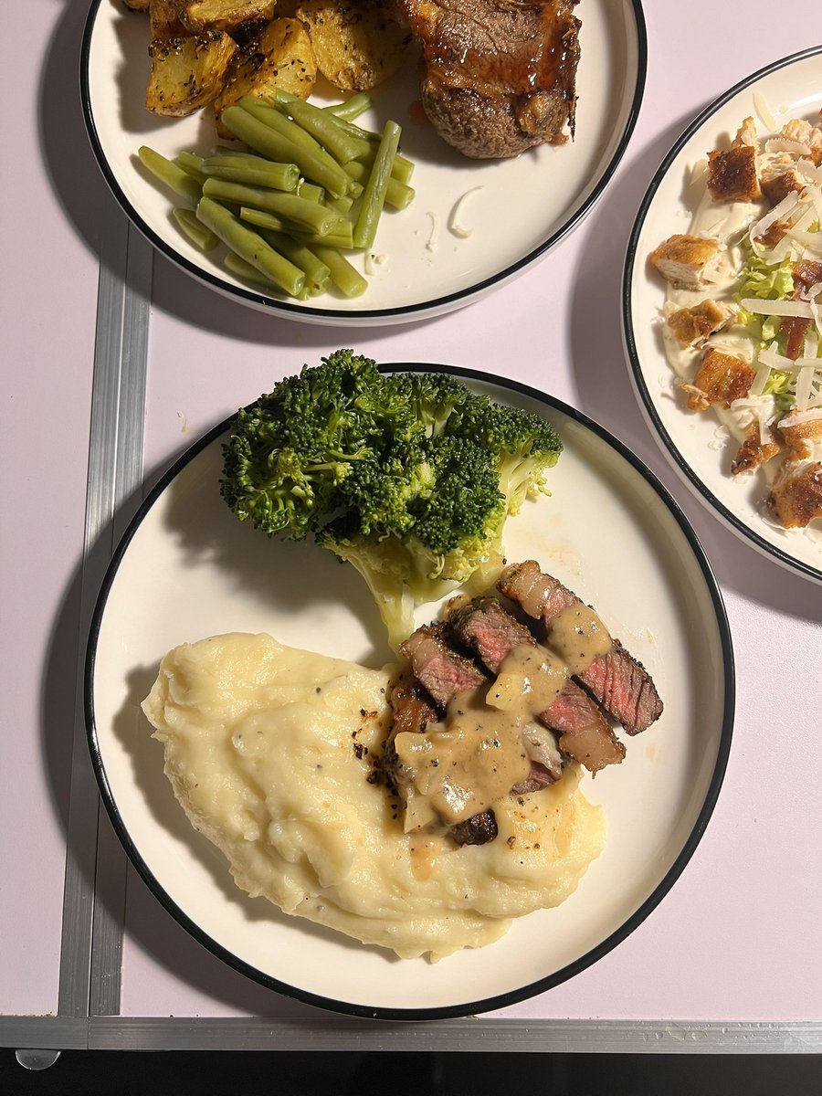 FadzaiVeanah's tweet image. Created a Valentines 3 course meal ❤️🌹

The day of love, I hope you guys receive love and show love, whether it’s to your partner, family or friends ❤️❣️❣️