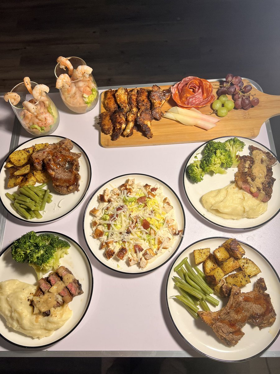 FadzaiVeanah's tweet image. Created a Valentines 3 course meal ❤️🌹

The day of love, I hope you guys receive love and show love, whether it’s to your partner, family or friends ❤️❣️❣️