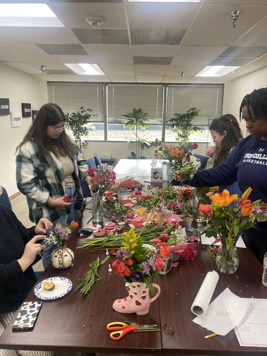 AdvancedBh's tweet image. Our GMY Frederick team got creative during group supervision, making beautiful bouquets for Galentine's Day. Which bouquet is your favorite? 💕
.
#GalentinesDay #ValentinesDay #Love #SelfLove #Flowers #MentalHealth #Frederick #Therapist #Therapists #ResilienceInBloom #Teamwork