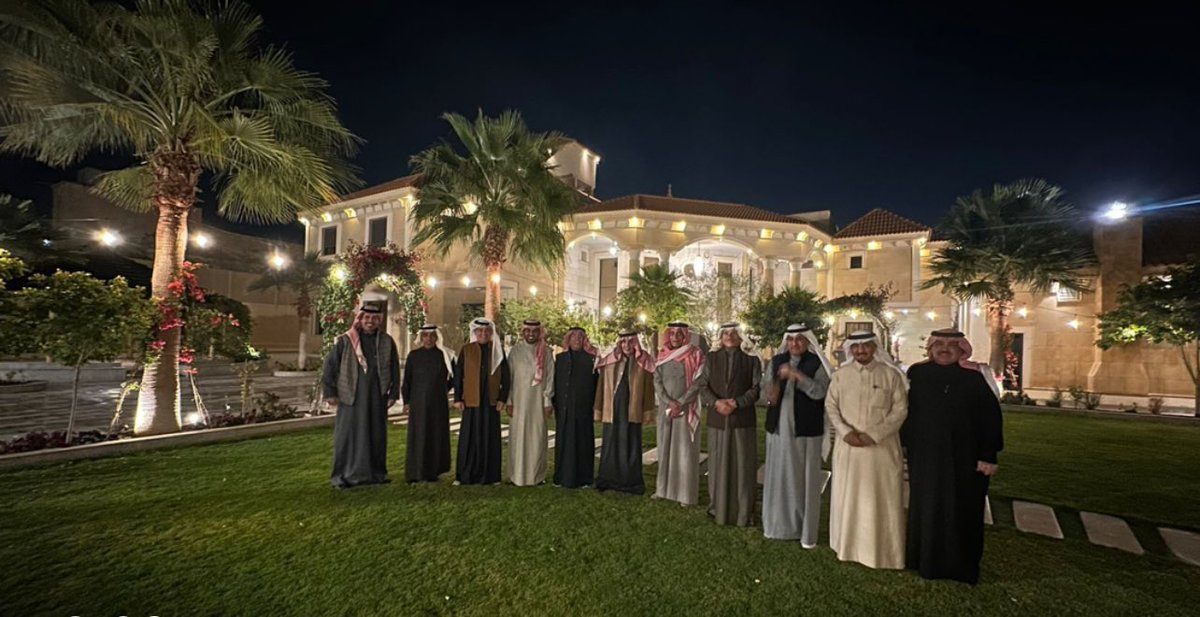 تشرفت في منزلي بزيارة سعادة محافظ الرس/  حسين عبدالله  العساف 
وعائلة المالك الكرام على رأسهم رئيس أعضاء الشرف في نادي الحزم فهد المالك                                                #الشهيد_سليمان_القزلان_وشهداء_الواجب #النصر_الأهلي #القصيم #الرس