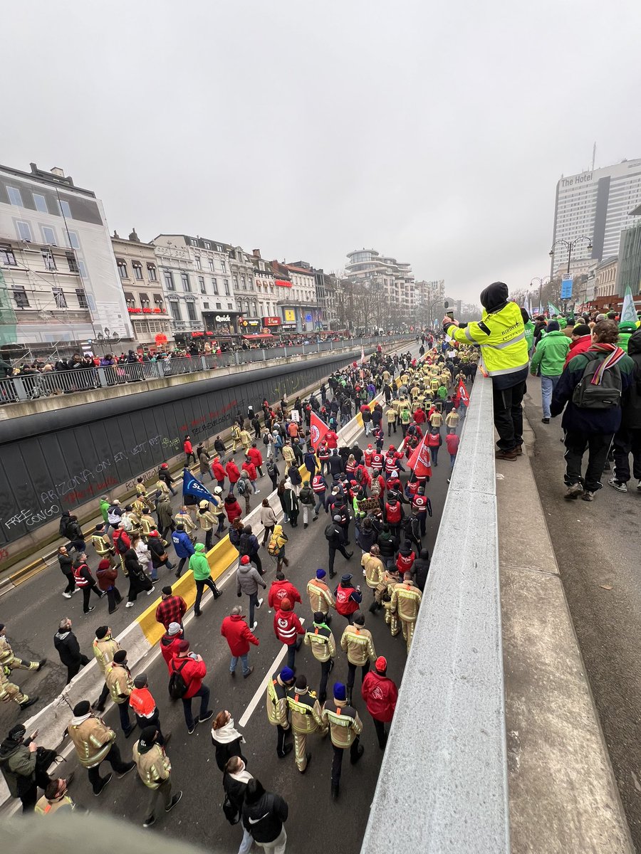 BenjaminDevos82's tweet photo. 100.000 personnes dans la rue ! Une belle réussite pour la manifestation en front commun pour s’opposer à la casse sociale du gouvernement MR NVA. Mais la mobilisation ne fait que commencer, les syndicats appellent déjà à une journée de grève nationale le 31 mars ✊🏻
#stoparizona https://t.co/NmkIXAyY9X