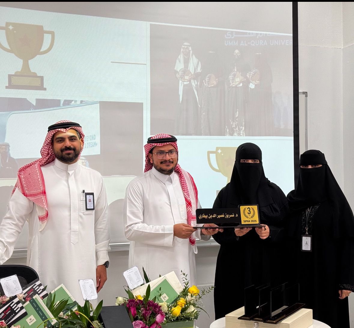 uqupharmacy's tweet photo. 📢 #تكريم |

كرّمت وحدة الامتياز بكلية الصيدلة الطلبة المتألقين الذين حققوا المركز الثالث 🥉 في المسابقة الإكلينيكية SIPHA 2025 من بين 39 جامعة، تقديرًا لجهودهم وتفوقهم.

تفخر كلية الصيدلة بطلابها المبدعين وتثمّن جهودهم، متمنية لهم مزيدًا من النجاحات والإنجازات.

#صيدلة_أم_القرى https://t.co/OVVLoUSZBT