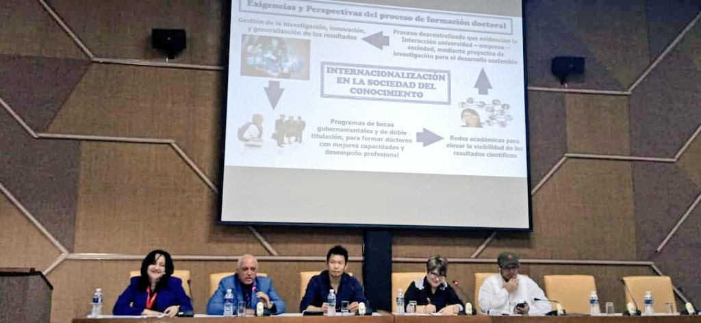 #Pedagogía2025: La Dr.C María Victoria Villavicencio <a href="/maruchyvp/">María Victoria</a> y el Dr.C Mario Martin Garateix, directores de nuestro Ministerio, participaron en un panel sobre la internacionalización del currículum.  #UniversidadCubana