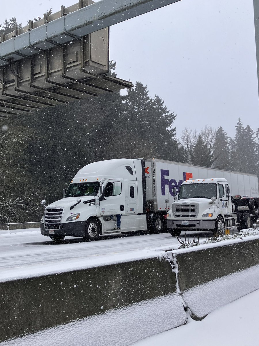 sbbagby's tweet image. Vancouver, I-5 SB is stopped from Salmon Creek all the way to SR 500. I-5 NB is moving at a crawl, which gave me an opportunity to snap pics while driving past. Here are 3 (out of at least 10 trucks) that had to stop for chains, or other snow related issues. @KATUNews #LiveOnK2
