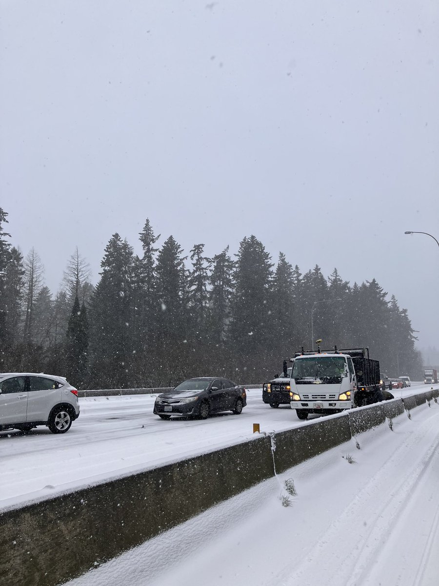 sbbagby's tweet image. Vancouver, I-5 SB is stopped from Salmon Creek all the way to SR 500. I-5 NB is moving at a crawl, which gave me an opportunity to snap pics while driving past. Here are 3 (out of at least 10 trucks) that had to stop for chains, or other snow related issues. @KATUNews #LiveOnK2