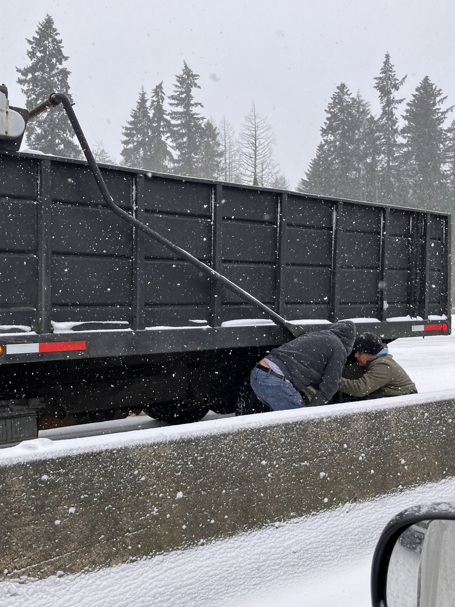 sbbagby's tweet image. Vancouver, I-5 SB is stopped from Salmon Creek all the way to SR 500. I-5 NB is moving at a crawl, which gave me an opportunity to snap pics while driving past. Here are 3 (out of at least 10 trucks) that had to stop for chains, or other snow related issues. @KATUNews #LiveOnK2