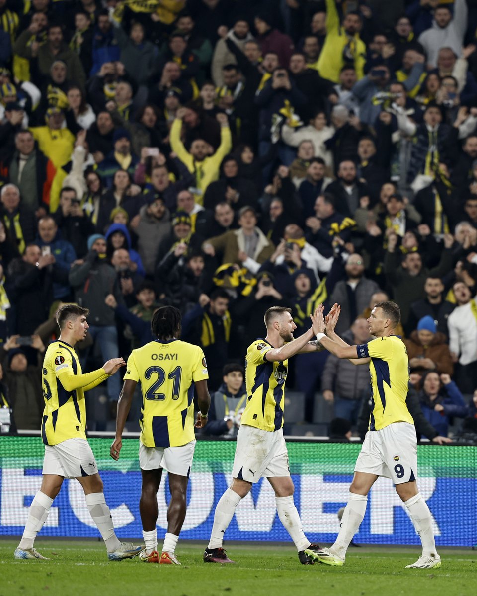 Fenerbahce's tweet photo. That winning feeling 😎 https://t.co/7D1naiF4Qs