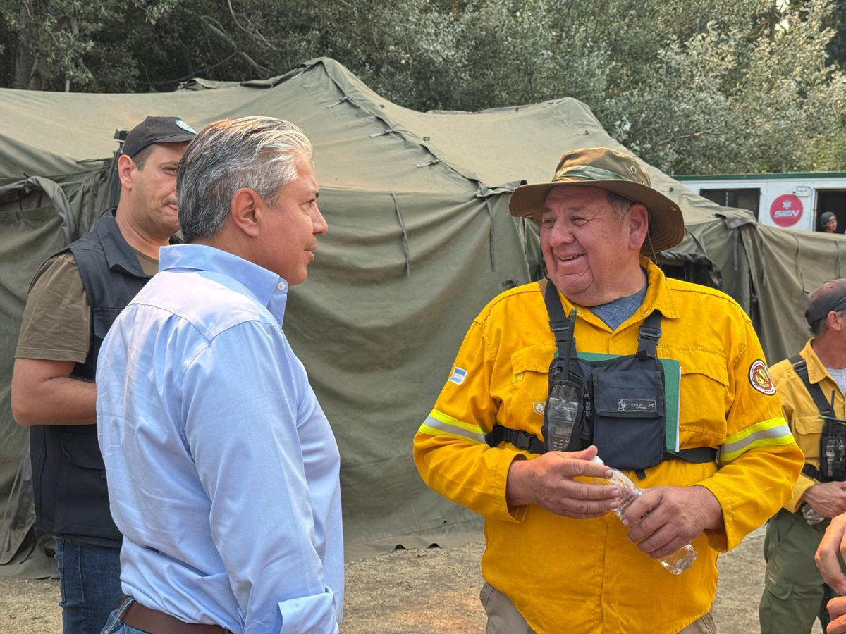 Rolo_Figueroa's tweet photo. MÁS DE 800 PERSONAS EN TERRENO PARA COMBATIR EL FUEGO

Estamos desplegando un operativo sin precedentes para combatir los incendios que afectan el Valle de las Magdalenas.

Agradezco el esfuerzo de cada persona que está dando todo, lejos de sus familias y hogares, para resguardar la seguridad y el bienestar de las comunidades cercanas.