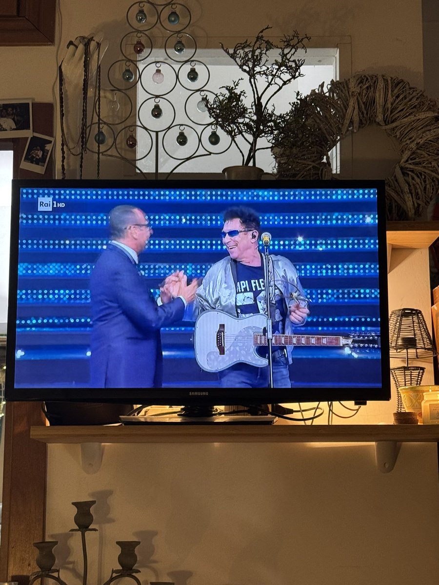 Carlo Conti che parla di canzoni leggere riferendosi a “Sono solo canzonette” di Bennato, quando la canzone è una delle massime critiche ironiche di questo Paese al disimpegno musicale, è la cifra di questo #Sanremo2025
