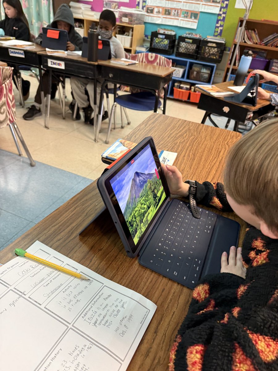 ShannonP511's tweet image. ✨In honor of Digital Learning Day, we’re celebrating student creativity &amp;amp; problem-solving skills at Alamance Elem! From exploring new tech to tackling challenges with fresh ideas, they’re turning innovation into impact. 💡 
Happy Digital Learning Day
#DLDay @jmaness4 @Super_GCS