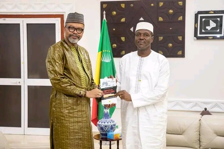 🛑#MALI

Le panafricon Franklin n'yamssi et le premier ministre malien abdoulaye maiga .

L'aes est devenue le deuxième domicile des panafricons !

Tom la souris 🕵️