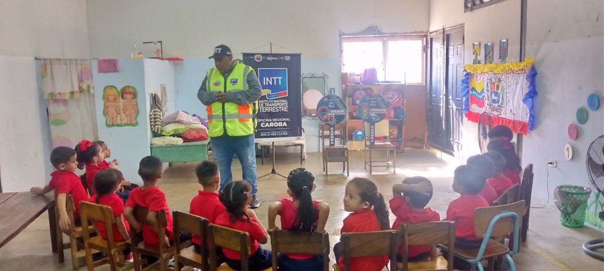 ORCARORAINTT's tweet photo. #Educación | El #INTT Carora realizó actividades lúdicas con niños y niñas de educación inicial de la E.B. "Ezequiel Contreras", para fomentar una cultura vial responsable . https://t.co/CBW9k1xeHq