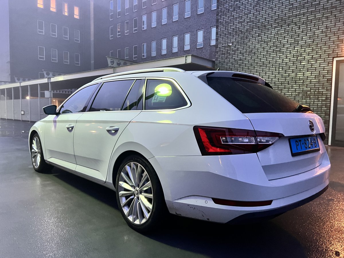 Ons voertuig is een zeer ruime, luxe Skoda Superb. Voorzien van alle gemakken en waarbij u alle ruimte heeft om uw werk dan wel rust te pakken.

Tevens ontvangt u een flesje water en een krant naar uw wens tijdens uw reis.

Aangenaam, BOBLeek.nl