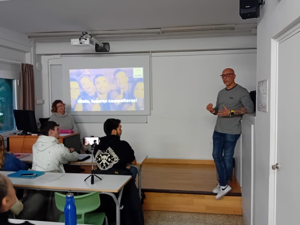 Inspirando a las nuevas generaciones

Visitamos la escuela SAM Claret con <a href="/merchegarcia_/">Merche Garcia</a>  y <a href="/danyfcarame/">Daniel Fontes Caramé</a>, compartiendo experiencias con los estudiantes y acercándolos al mundo profesional.

Gracias a Rodolfo Arnalte por hacerlo posible.

¿Te gustaría que visitáramos tu centro?