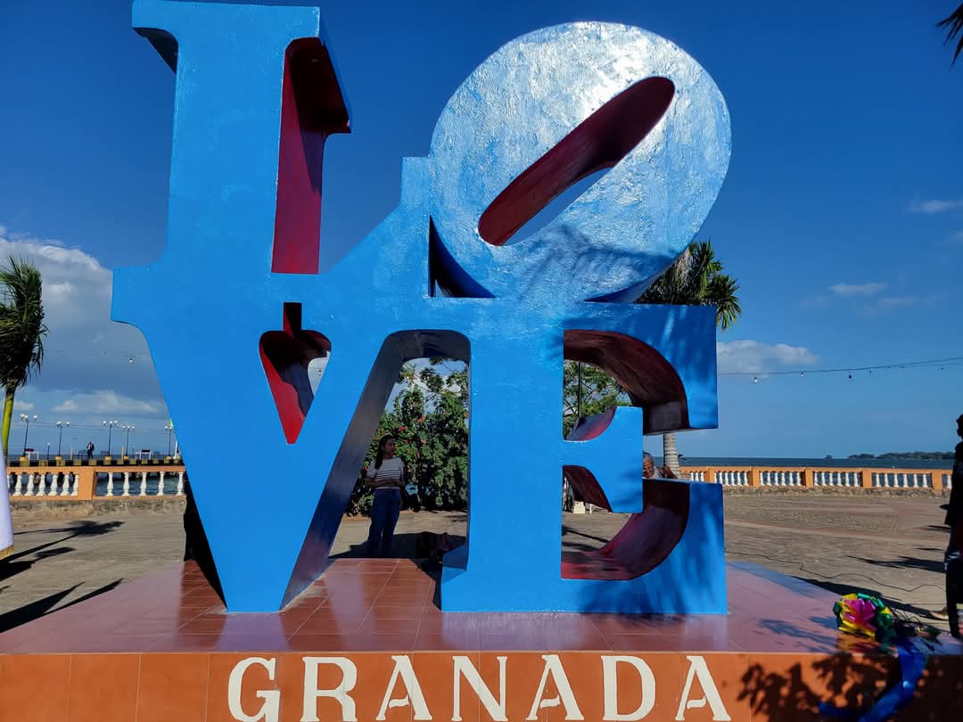 Autoridades locales inauguraron con alegría el renovado monumento LOVE ❤️ y la nueva zona selfie del Amor y la Amistad 📸💕 en el Malecón de #Granada. ¡Un espacio perfecto para capturar momentos especiales! ✨

#NicaraguaConDanielYRosario