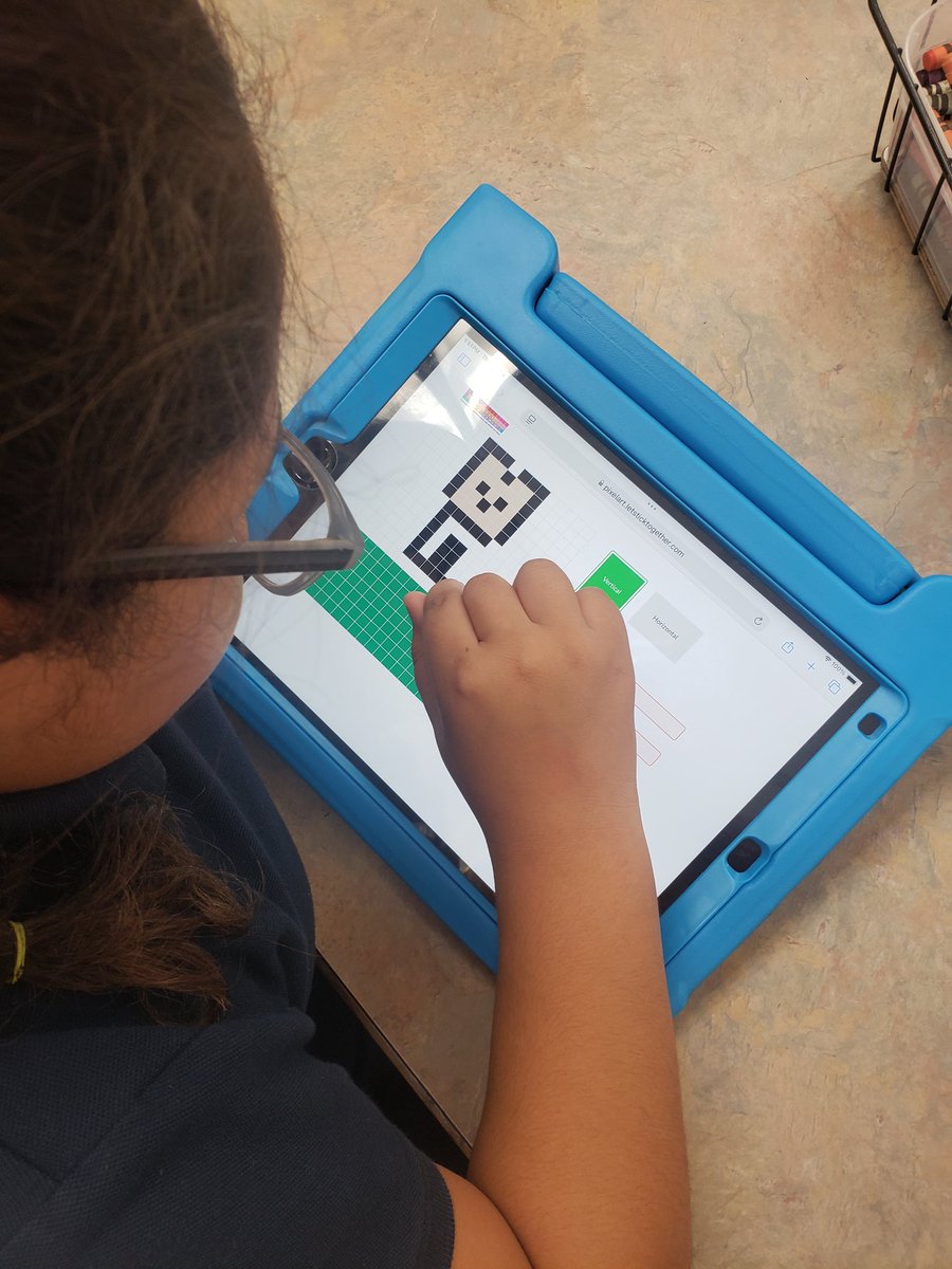 1st grade Ss creating pixel art pets after listening to My Pet Feet #ssyrajr <a href="/FloridaMediaEd/">FAME</a> @IRCSchools <a href="/MagnetOsceola/">@MyOMSK-8</a> #DLDaysdirc25