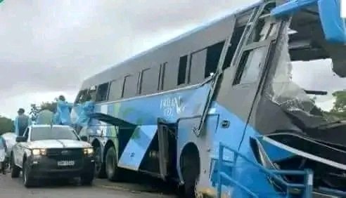 𝐁𝐞𝐢𝐭𝐛𝐫𝐢𝐝𝐠𝐞 — Twenty four people have died when a bus and truck crashed on Thursday. The head-on collision occurred near Beitbridge in Limpopo. Over 42 people were injured.

#BushbuckridgeGuardian | Taking Bushbuckridge To The World 🌍