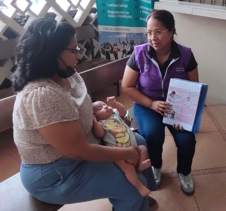 Salud_Guayas's tweet photo. #MSPEnTerritorio | La #LactanciaMaterna en los primeros 6⃣ meses provee todos los nutrientes que el bebé necesita, por eso  personal del #Distrito09D04 de @Salud_Ec socializa con madres lactantes la importancia de amamantar al infante para protegerlo de enfermedades. https://t.co/Ad1aQLUOIJ