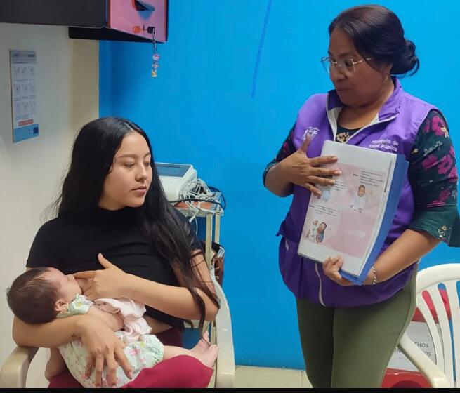 Salud_Guayas's tweet photo. #MSPEnTerritorio | La #LactanciaMaterna en los primeros 6⃣ meses provee todos los nutrientes que el bebé necesita, por eso  personal del #Distrito09D04 de @Salud_Ec socializa con madres lactantes la importancia de amamantar al infante para protegerlo de enfermedades. https://t.co/Ad1aQLUOIJ