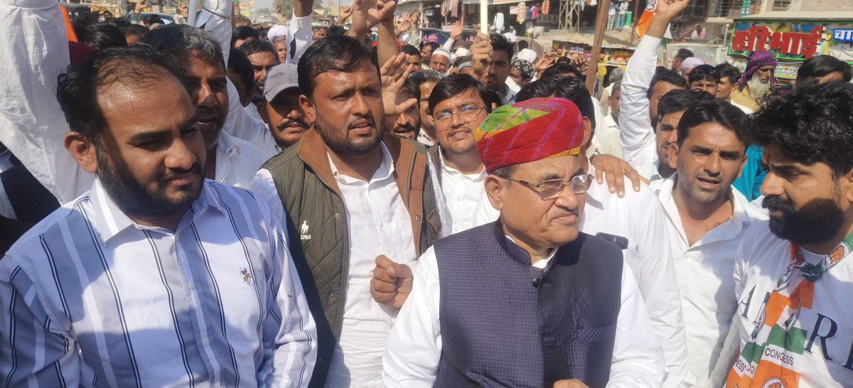 पूगल में सिंचाई पानी की मांग को लेकर किसानो का विशाल रैली प्रदर्शन पूर्व कैबिनेट मंत्री श्री गोविंद मेघवाल जी के नेतृत्व मे पूगल प्रधान गौरव चौहान, पीसीसी सचिव मकबूल बलोच, ब्लॉक कांग्रेस अध्यक्ष रामेश्वर गोदारा सहित भारी संख्या में किसान मौजूद रहे।।