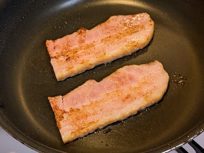 厚切りベーコン焼いてる 
