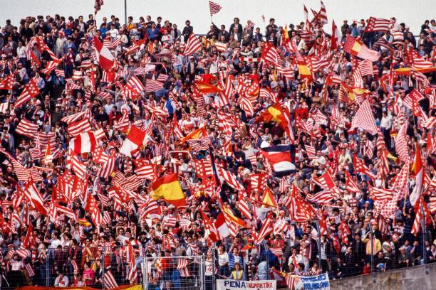 culturayesenzia's tweet photo. Más fotos de la afición atlética en la final de Recopa de Europa en Lyon 1986. https://t.co/JvMLatbF38