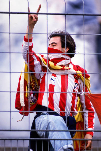 culturayesenzia's tweet photo. Más fotos de la afición atlética en la final de Recopa de Europa en Lyon 1986. https://t.co/JvMLatbF38