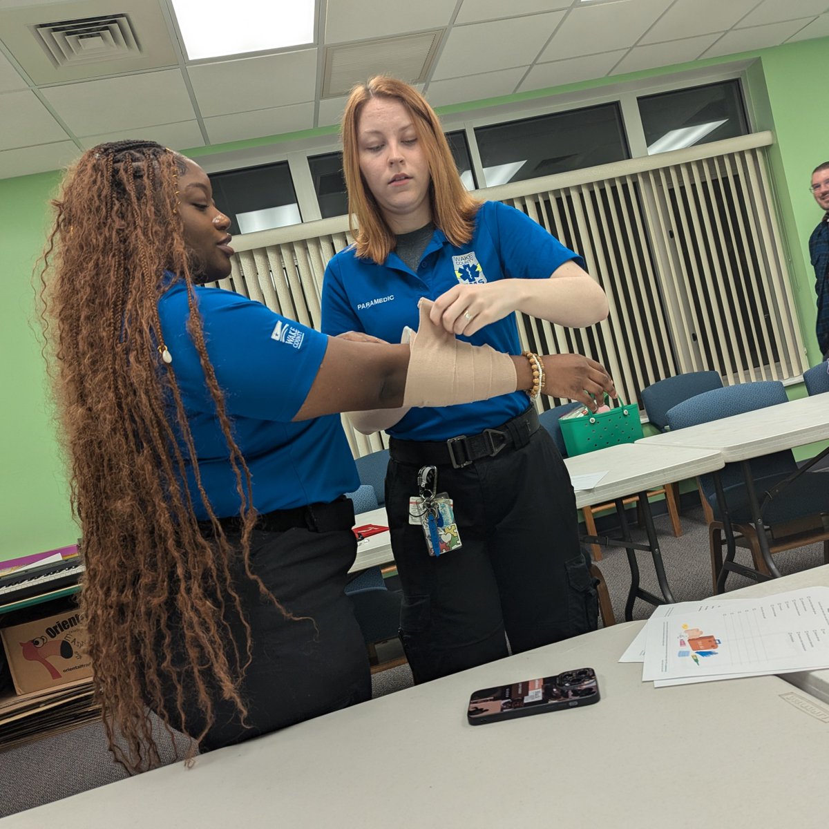 Troop #9’s Brownies had an unforgettable experience earning their #FirstAid badge with Wake County EMT staff! 🏥💚 They learned how to care for injuries outdoors, built their own first aid kits, and even got a firsthand look inside an ambulance! 🚑gsnccp.org/ShareYourStory
