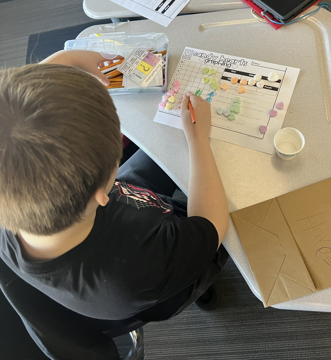 CSyreini's tweet image. Graphing and analyzing data with conversation hearts during math and writing character dialogue with conversation hearts during grammar…💙💛#wcsflight