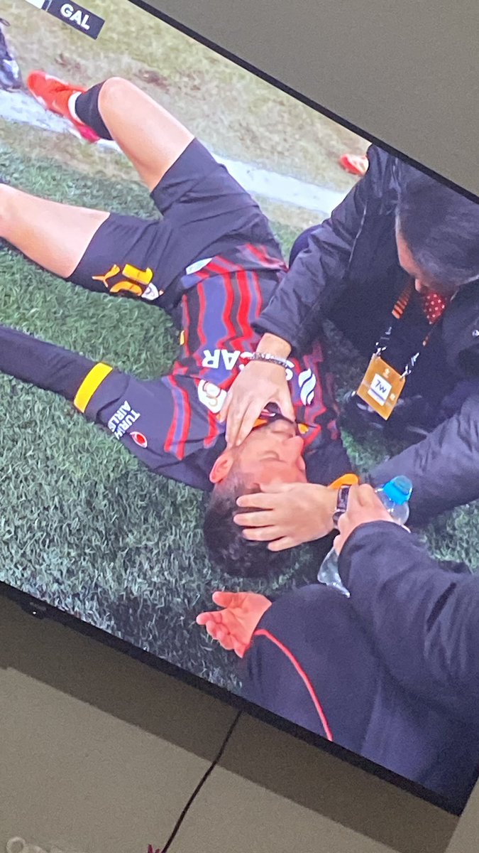 HalisogluOnur's tweet photo. Penaltı oldu kalk 

#AZAlkmaar 
#GalatasaraySK 
#UEL https://t.co/8LS8yLzGJt