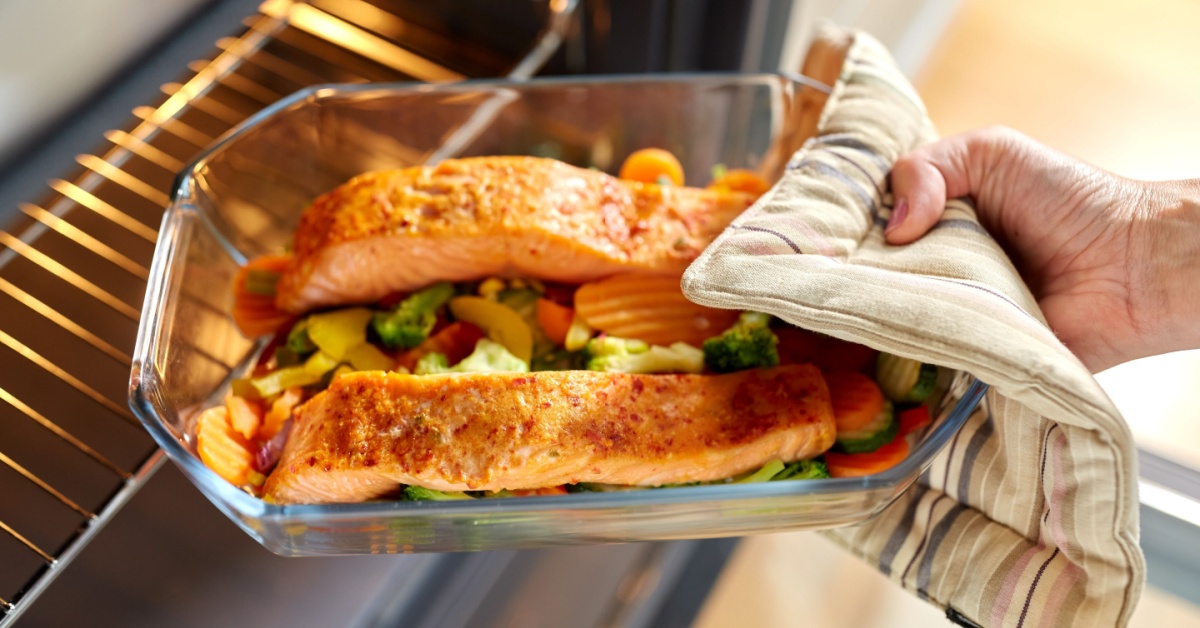 azcarenetwork's tweet photo. Managing your diet is one of the key lifestyle changes you can make to improve your heart health. Amy McCallister, RD, LD at @amnutritionAZ surveyed 45 dietitians to capture their vote on the Top 5 foods for your heart. And the winner? Salmon! Learn more👉https://t.co/F71TNWT78u https://t.co/RgW0vIURcb