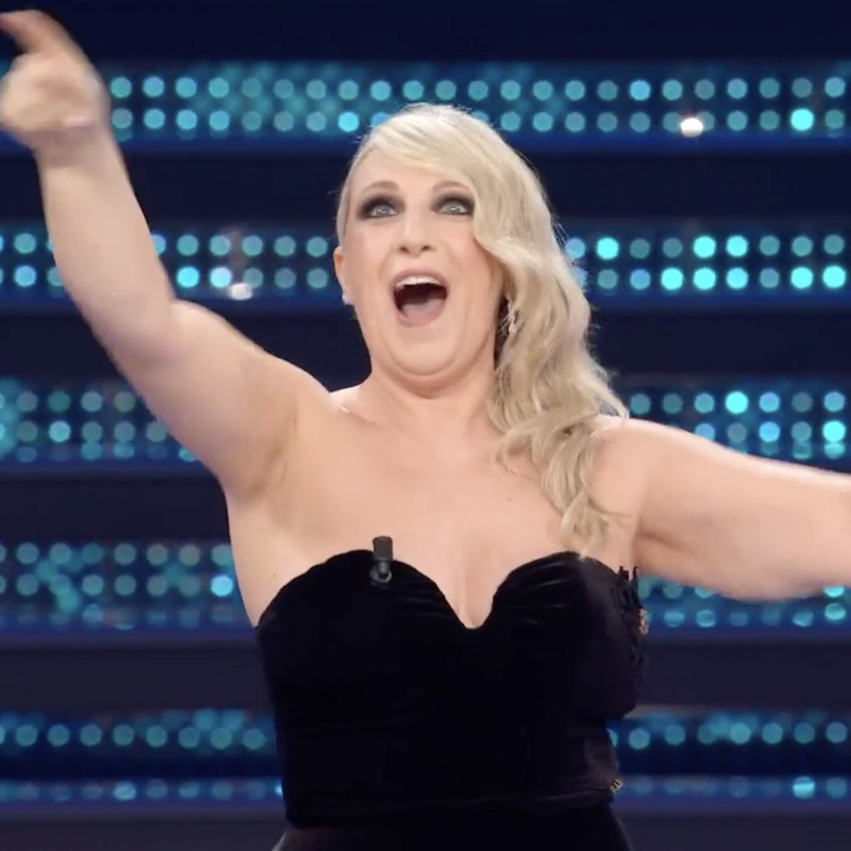 gaaarson's tweet image. PETIZIONE PER AVERE KATIA COME CONDUTTRICE PERMANENTE MI SONO SPACCATO IN DUE #Sanremo2025