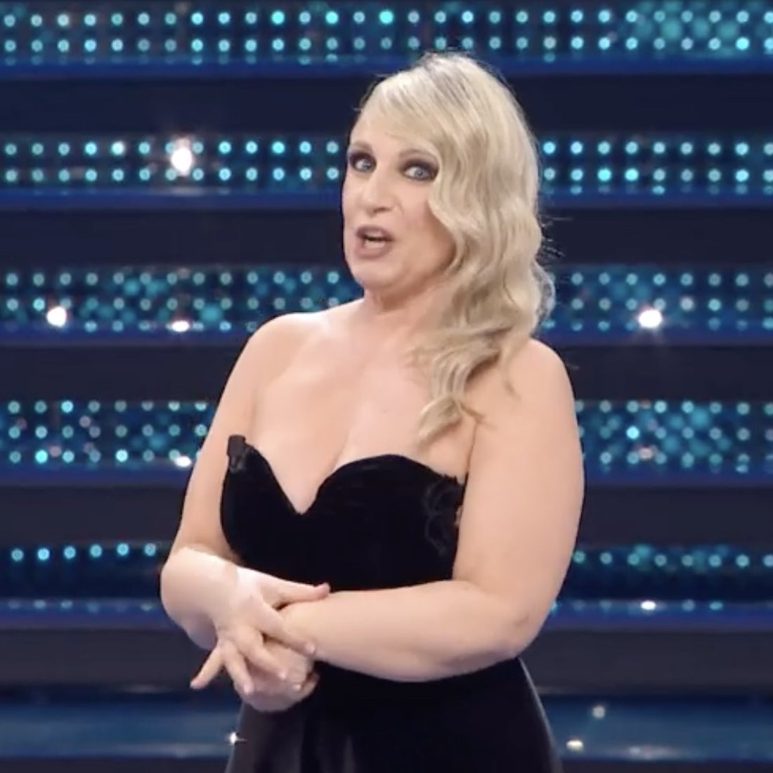 gaaarson's tweet image. PETIZIONE PER AVERE KATIA COME CONDUTTRICE PERMANENTE MI SONO SPACCATO IN DUE #Sanremo2025