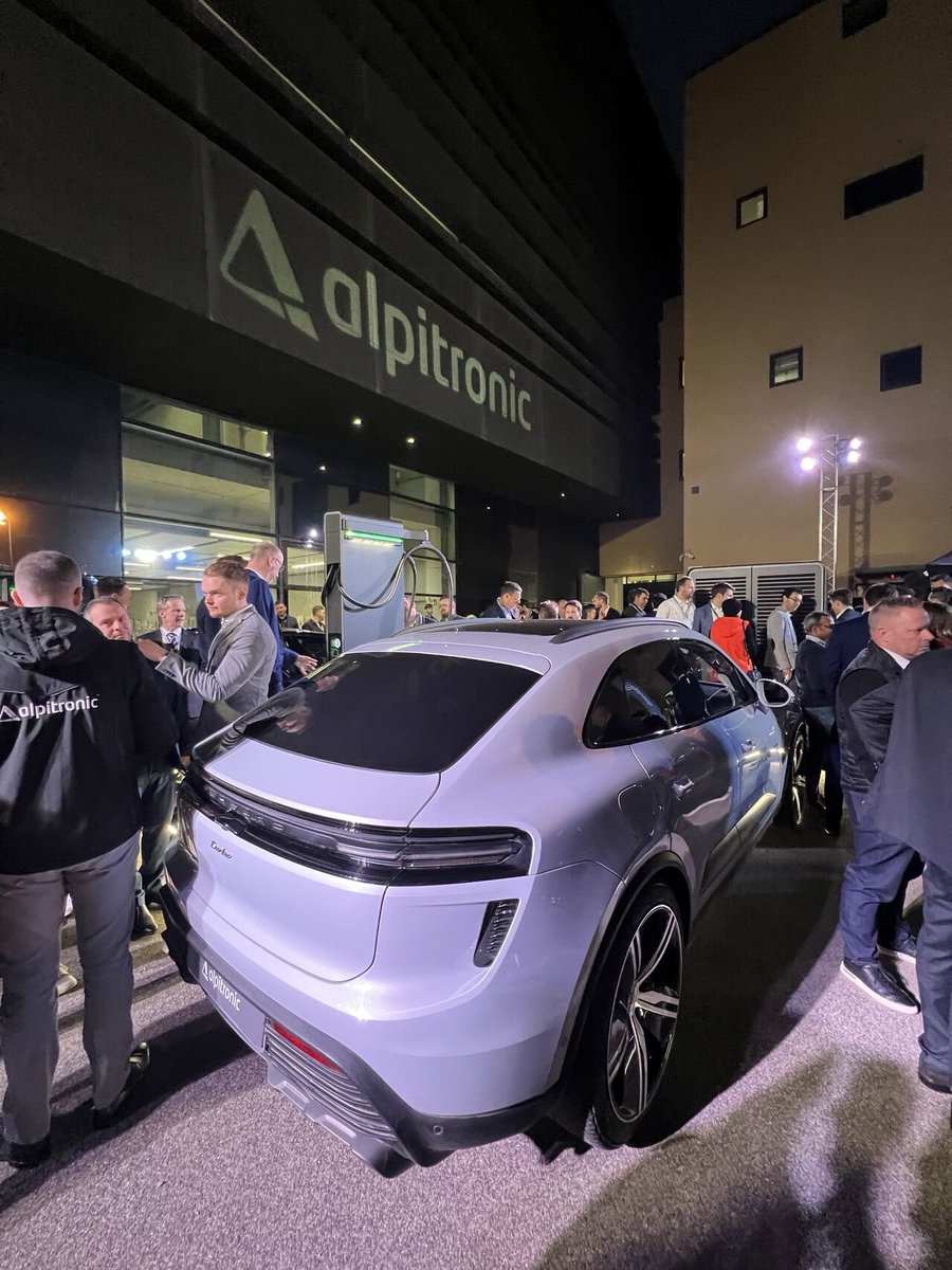 electricfelix's tweet photo. my bad, photos were shared by Sumoco, but actually taken by Andrius Šeršniovas, #Ignitis 🇱🇹
who met up with, exactly
@Herbert_Diess himself 🚨🚨
#fastcharging https://t.co/CTgCAsFhX8
