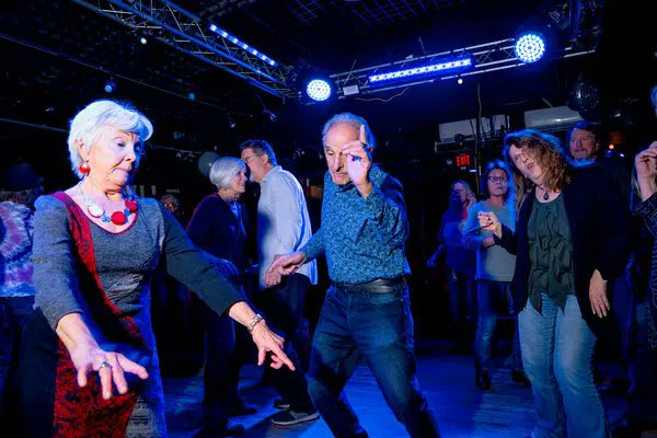 «Tras la muerte de Dios no ha llegado el Superhombre, sino el consumidor sin identidad y sin profundidad. Éste, a diferencia del hombre maduro capaz de decir No, está permanentemente en la condición de niño inmaduro, al albur de deseos ante los que sólo puede ceder».
Diego Fusaro