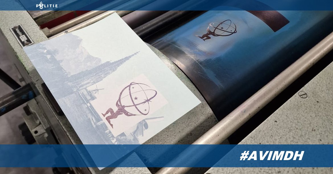 POL_AVIM_DH's tweet photo. Een aantal collega’s van KMar, #AVIMDH &amp; #AVIMLB volgen momenteel een DOC2 opleiding bij de KMAR. 
 
Tijdens deze opleiding  is een onderdeel hiervan; Hoe wordt een paspoort gemaakt? 
De deelnemers maken zelf een imitatiepaspoort waarin de beveiligingstechnieken worden toegepast. https://t.co/F1NjVl8PDS