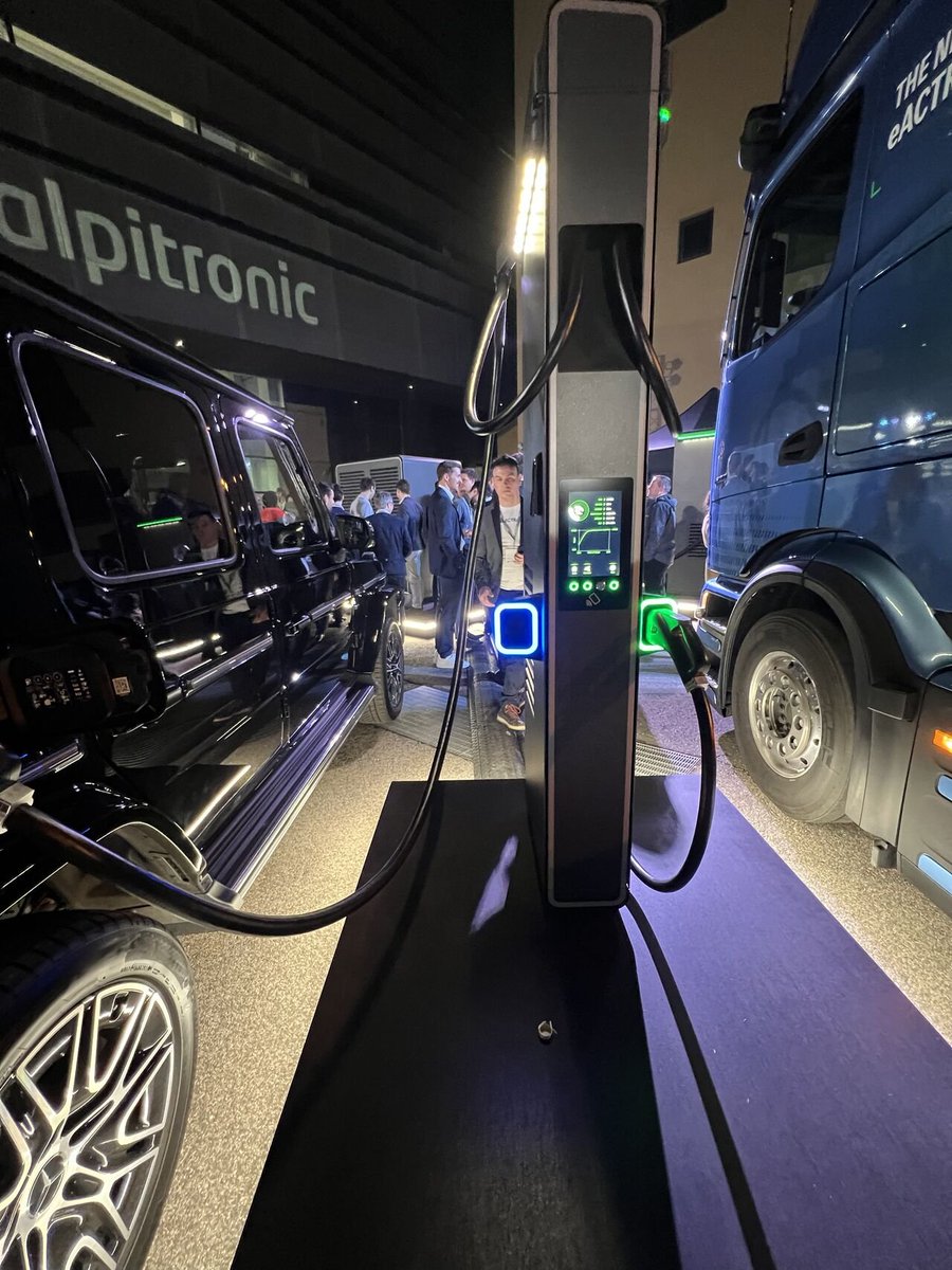 electricfelix's tweet photo. my bad, photos were shared by Sumoco, but actually taken by Andrius Šeršniovas, #Ignitis 🇱🇹
who met up with, exactly
@Herbert_Diess himself 🚨🚨
#fastcharging https://t.co/CTgCAsFhX8