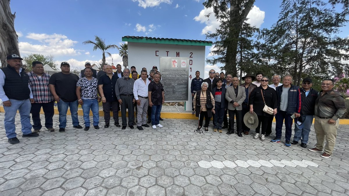 Se realiza en @RafaelLaraGrajales homenaje luctuoso a los 12 años de su partida del líder moral DON SALOMÓN SOTO TÉLLEZ y a los 91 años de su nacimiento, familiares, Empresarios y amigos asistieron a una misa previa a la visita a su lugar de descanso eterno