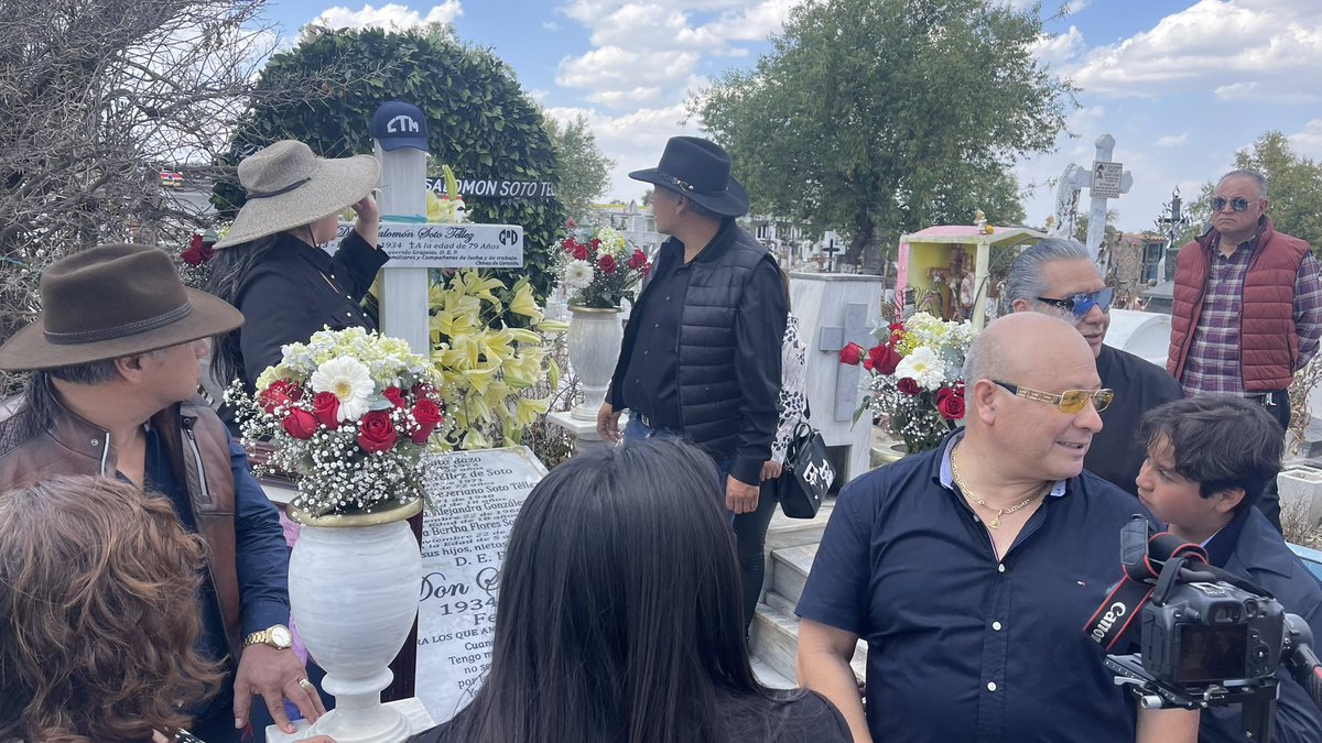 ISNNoticias's tweet photo. Se realiza en @RafaelLaraGrajales homenaje luctuoso a los 12 años de su partida del líder moral DON SALOMÓN SOTO TÉLLEZ y a los 91 años de su nacimiento, familiares, Empresarios y amigos asistieron a una misa previa a la visita a su lugar de descanso eterno https://t.co/4ErjfnRRDu