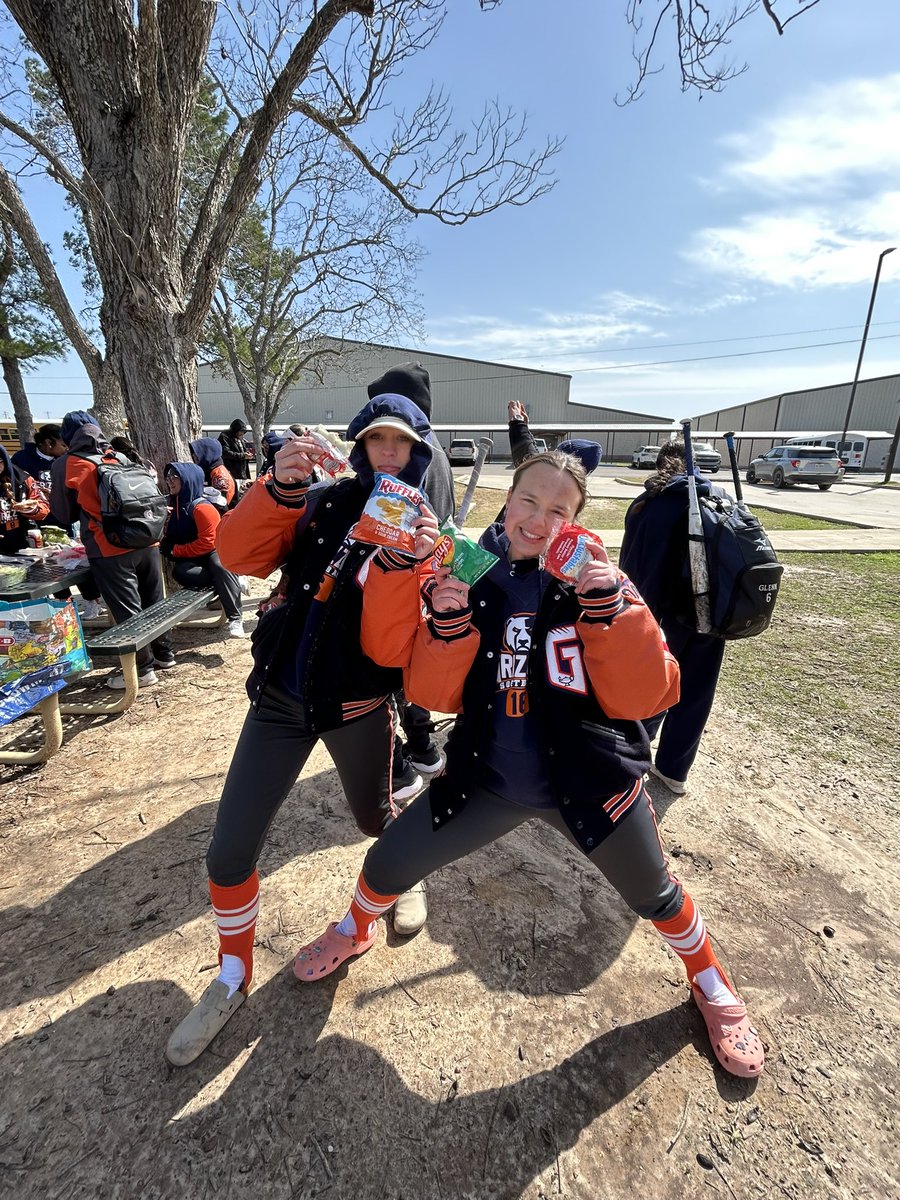 🥎 Game 1 of our tournament ends with a W and picnic lunch! Love these kids and our amazing booster club &amp; parents so much! Great day to be a Grizzly! #3P #WTD #WIT