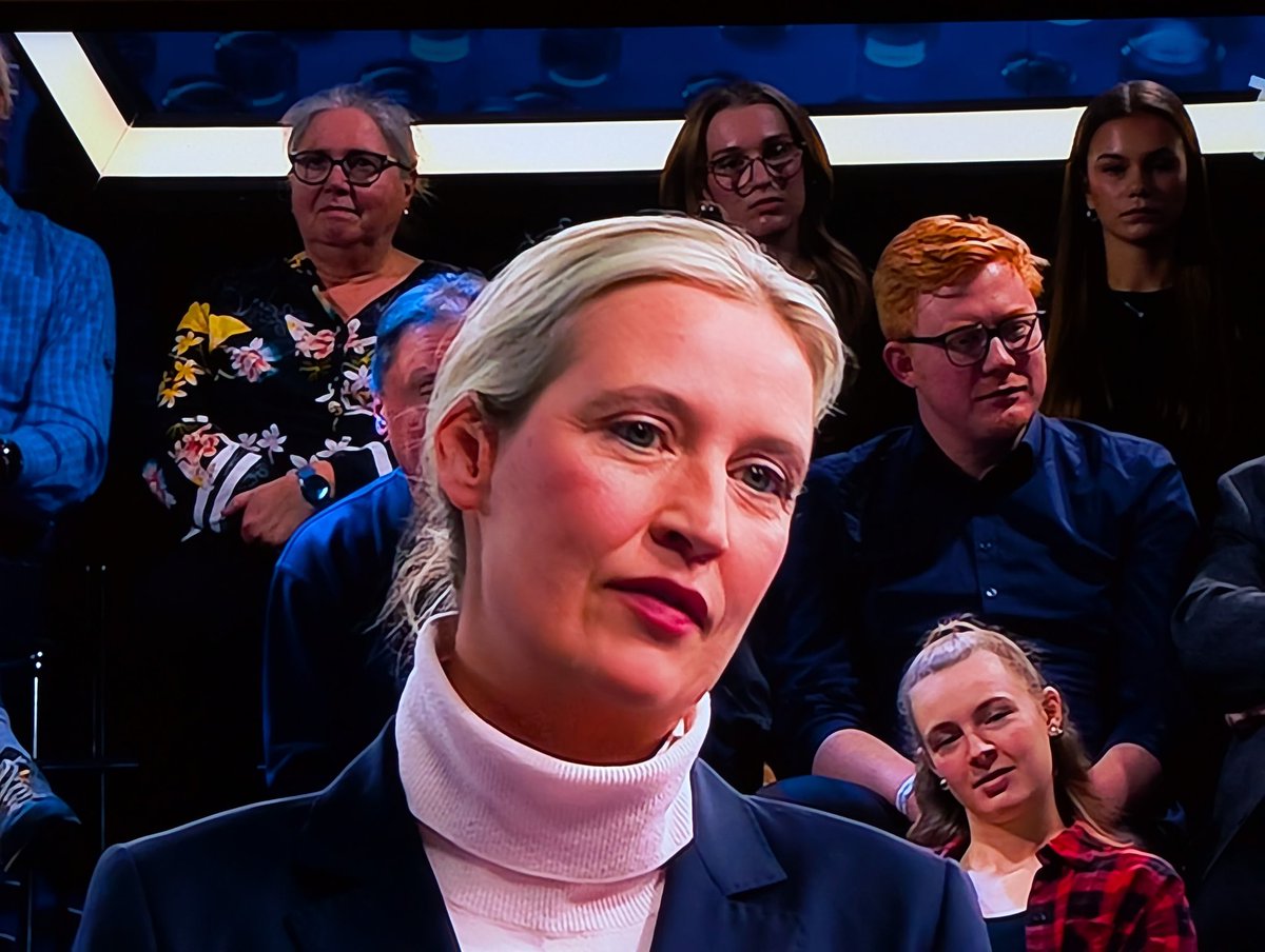 wiesemirgefallt's tweet photo. Liebes ZDF, der Name dieser Sendung ist falsch! #Klartext. Die Sendung müsste richtigerweise heißen, "Frau Weidel darf auf keinen Fall etwas richtiges sagen". Dafür wird #Sievera sorgen mit seinem ausgewählten Publikum. Ein Grund mehr für die #AfD. https://t.co/c0njECJTPj