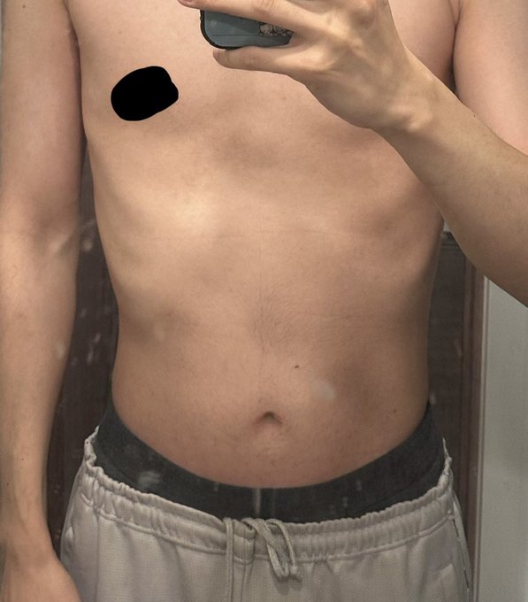 腹筋ローラーの成果
11/22↔︎2/14
腹斜筋がイイ感じに引き締まってるのがとても良い感じだと思います。 