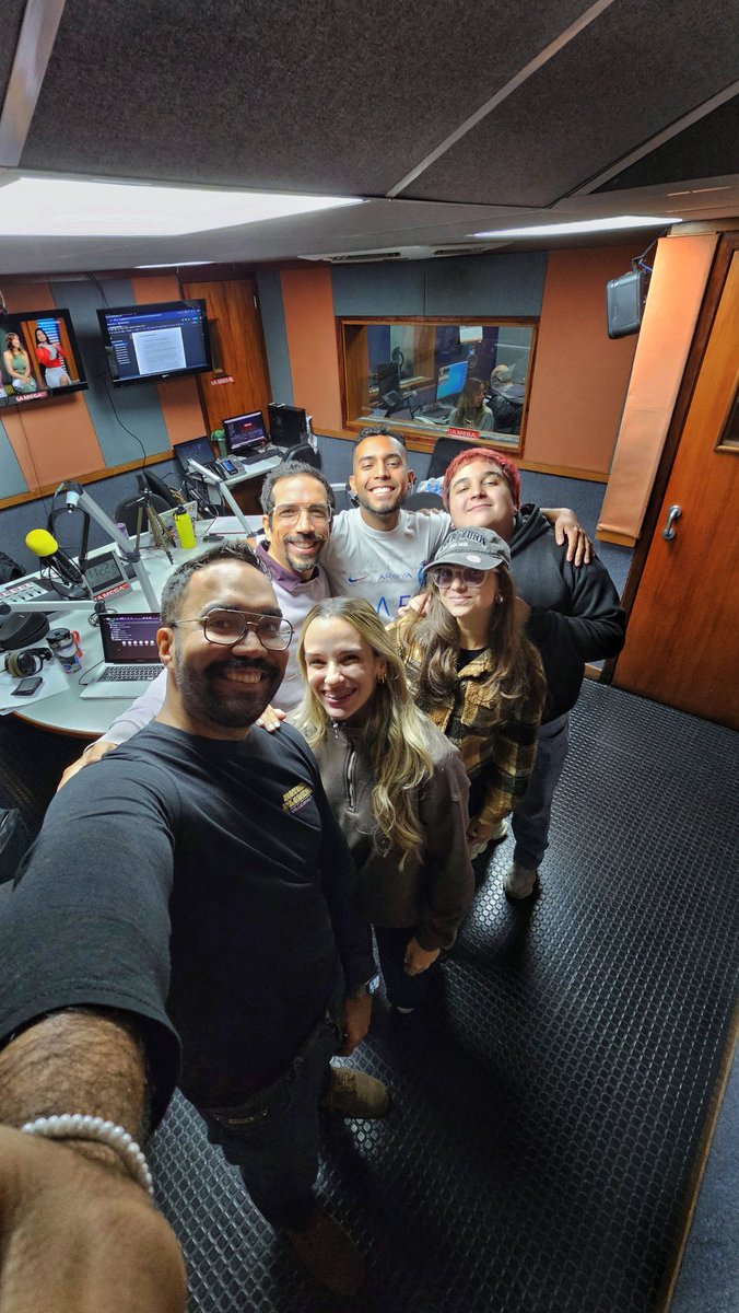 Feliz Día Internacional de la Radio a todos los que trabajan en este hermoso medio, en especial a mi equipo de #EnAleatorio y al Team <a href="/LaMega107/">La Mega 107.3 FM</a>  📻🔊