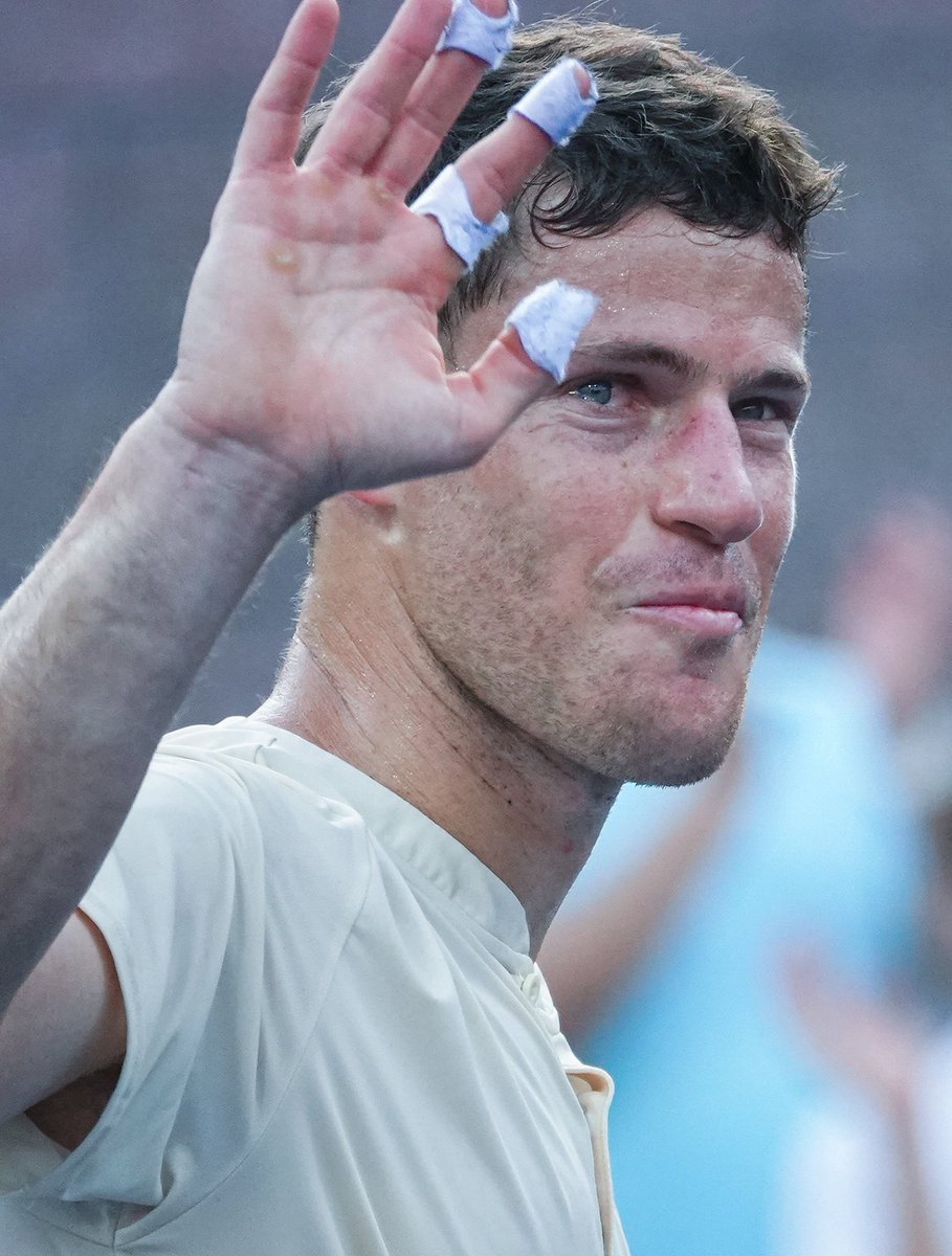TheTennisLetter's tweet photo. Diego Schwartzman’s professional career has come to an end in Buenos Aires. 

It’s going to be very hard to imagine tennis without him. 

He said he never liked when people talked about his height when speaking about him as a tennis player, & that he preferred when they called him “a fighter.”

The word fighter doesn’t even begin to cover him or his career. 

As a child, he sold rubber jewelry with his mother so they could afford to travel to tennis tournaments & chase his dreams. 

And he chased them tirelessly. 

🔹Career high ranking #8

🔹4 career titles

🔹2017 & 2019 US Open quarterfinalist

🔹2020 Roland Garros semifinalist

🔹10th most career wins by an Argentine man in Open Era (251)

🔹9th most top 10 wins by an Argentine man in Open Era (13)

🔹4th most hard court wins by an Argentine man in Open Era (120)

🔹4th most match wins at Grand Slam level by an Argentine man in Open Era (59)

He made sure that his career would not be defined by the size of his body, but instead, by the size of his heart.

El Peque, forever. 

🇦🇷🤍🇦🇷