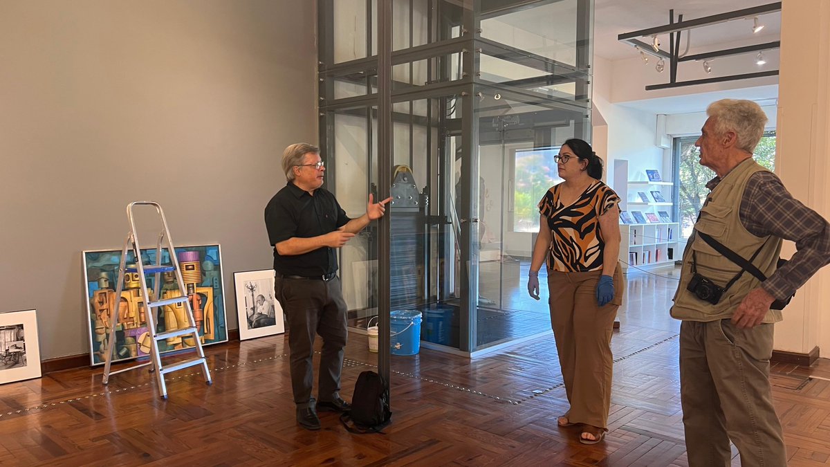 AguerreEnrique's tweet image. En pleno montaje de la exposición "Rostros del arte - Panta Astiazarán".

Reserven la fecha: jueves 20 de febrero a las 19 horas.

Fotos: Leo Barizzoni

#MEC #DNC #BNU #MNAV #Panta @MEC_Uruguay @CulturaMEC @BNUruguay @MuseoMNAV @MuseosUruguay