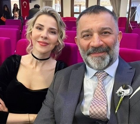 SelMesEtkinlik's tweet photo. Çok beklenen Oya Okar &amp; Şevket Çoruh selfie kareleri 🤳🏻

#SelMes #ArkaSokaklar https://t.co/8qbVlThrwl