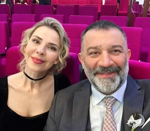 SelMesEtkinlik's tweet photo. Çok beklenen Oya Okar &amp; Şevket Çoruh selfie kareleri 🤳🏻

#SelMes #ArkaSokaklar https://t.co/8qbVlThrwl