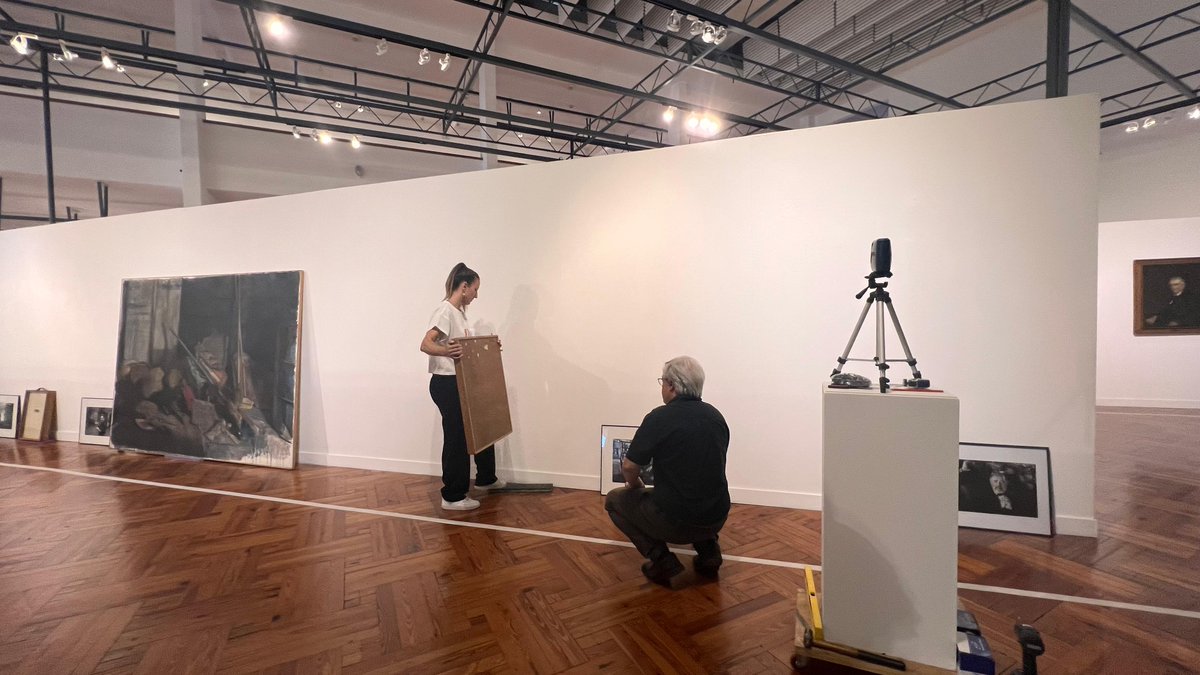 AguerreEnrique's tweet image. En pleno montaje de la exposición "Rostros del arte - Panta Astiazarán".

Reserven la fecha: jueves 20 de febrero a las 19 horas.

Fotos: Leo Barizzoni

#MEC #DNC #BNU #MNAV #Panta @MEC_Uruguay @CulturaMEC @BNUruguay @MuseoMNAV @MuseosUruguay