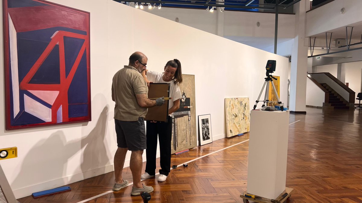 AguerreEnrique's tweet image. En pleno montaje de la exposición "Rostros del arte - Panta Astiazarán".

Reserven la fecha: jueves 20 de febrero a las 19 horas.

Fotos: Leo Barizzoni

#MEC #DNC #BNU #MNAV #Panta @MEC_Uruguay @CulturaMEC @BNUruguay @MuseoMNAV @MuseosUruguay